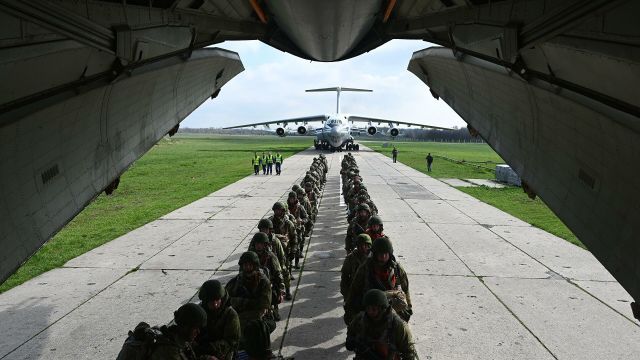 Военнослужащие гвардейского Ивановского воздушно-десантного соединения перед погрузкой на самолет Ил-76МД на аэродроме Таганрог-Центральный в Ростовской области