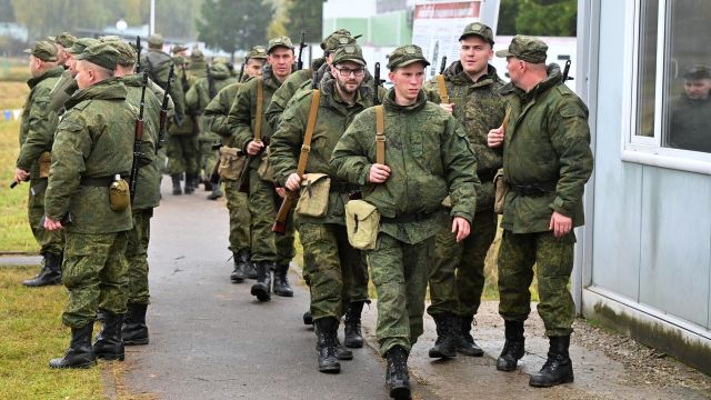 Военнослужащие из числа мобилизованных проходят обучение на военных сборах в Подмосковье