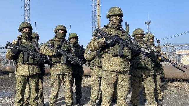 Военнослужащие из состава российского контингента миротворческих сил ОДКБ, охраняющие территорию ТЭЦ-3 в Алма-Ате