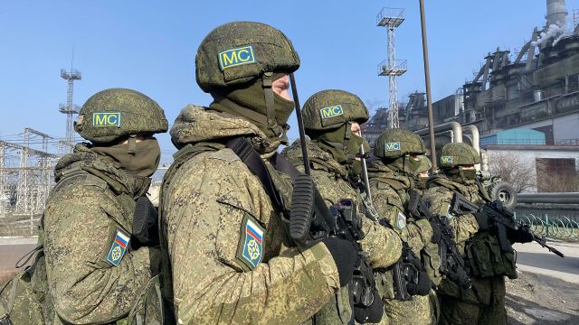 Военнослужащие из состава российского контингента миротворческих сил ОДКБ, охраняющие территорию ТЭЦ-3 в Алма-Ате