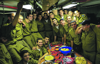 Военнослужащие израильской армии иногда могут полакомиться отнюдь не сухим пайком. Фото с сайта www.idf.il