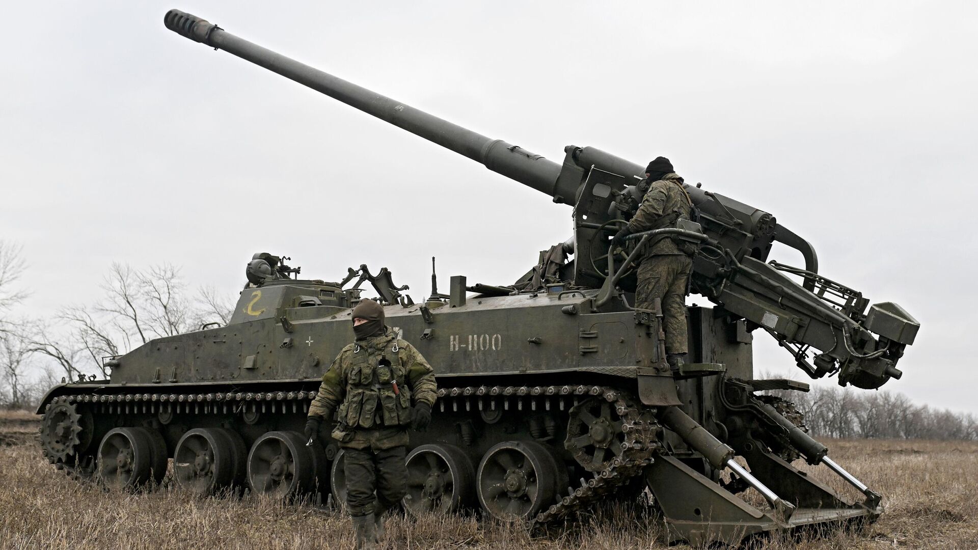 voennosluzhashie-mo-rf-na-samohodnoi-artilleriiskoi-ustanovki-sau-giacint-s-na-s-5vmqb554-1676207341.jpg