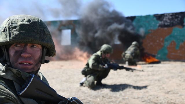 Военнослужащие мотострелковой бригады Восточного военного округа на учениях на военном полигоне в Забайкальском крае