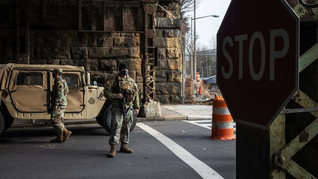 Военнослужащие Национальной гвардии дежурят на одной из улиц неподалеку от здания Капитолия в Вашингтоне