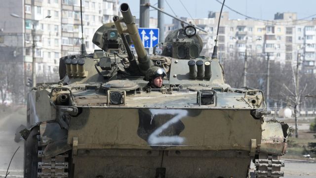 Военнослужащие Народной милиции ДНР на боевой машине пехоты БМП-3