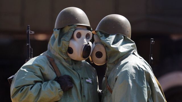 Военнослужащие, одетые в средства химической защиты