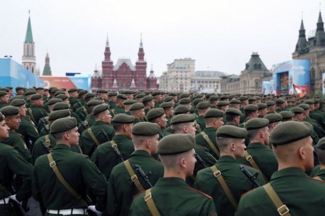 Военнослужащие парадных расчетов на Красной площади перед началом военного парада, посвященного 74-й годовщине Победы в Великой Отечественной войне.