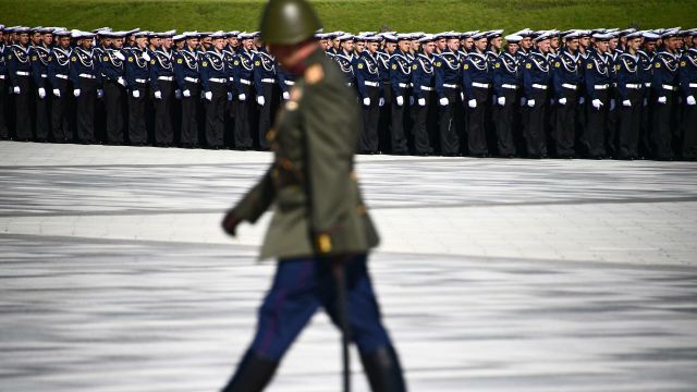 Военнослужащие перед церемонией освящения главного храма Вооруженных сил РФ в парке "Патриот" в Московской области