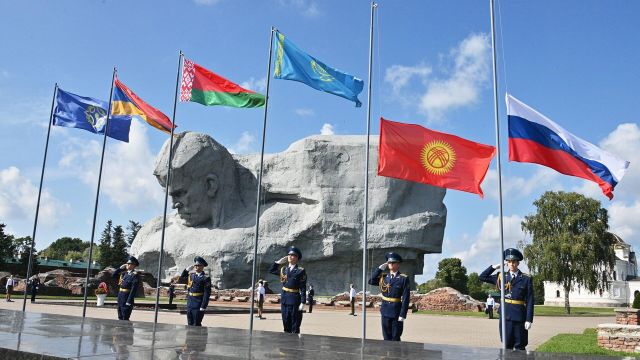 Военнослужащие поднимают государственные флаги стран ОДКБ на церемонии открытия учения "Боевое братство-2023"