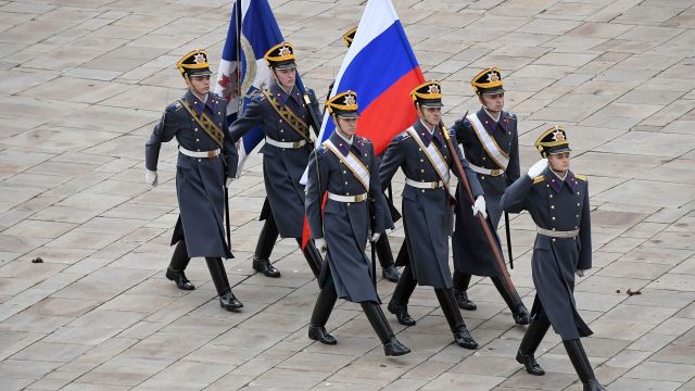 Военнослужащие Президентского полка во время церемонии развода пеших и конных караулов на Соборной площади Московского Кремля