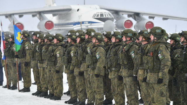 Военнослужащие РФ контингента миротворческих сил ОДКБ на аэродроме Чкаловский в Московской области