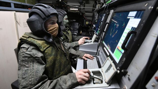 Военнослужащие РФ на рабочих местах в машине боевого управления сил противовоздушной обороны