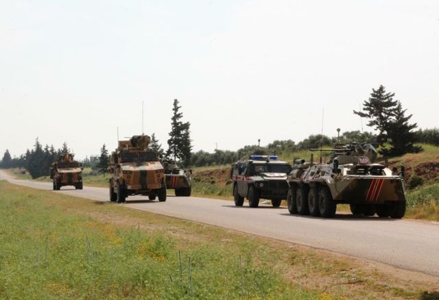 Военнослужащие России и Турции патрулируют участок трассы в зоне деэскалации Идлиб в Сирии