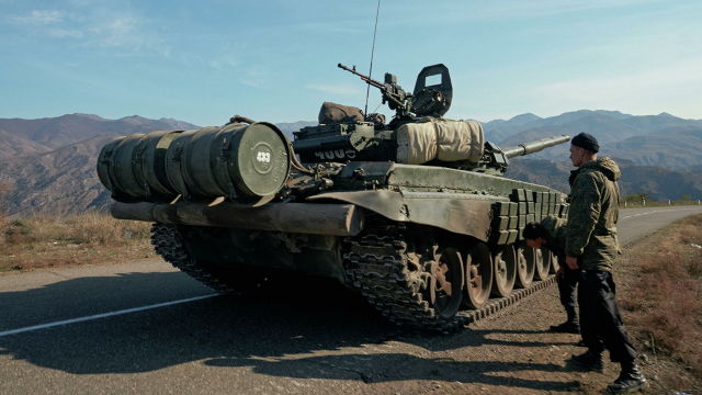 Военнослужащие российских миротворческих сил рядом с танком недалеко от границы с Арменией