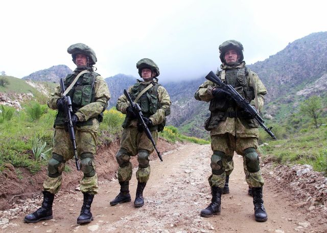 Военнослужащие российской армии во время учений в Таджикистане