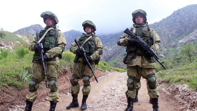 Военнослужащие российской армии во время учений в Таджикистане