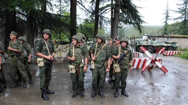 Военнослужащие российской военной базы в городе Гудаута, Абхазия. Архивное фото