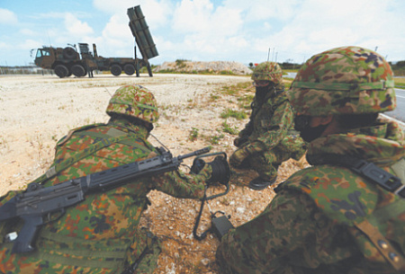 Военнослужащие сил самообороны тренируются на военной базе Мияко, префектура Окинава. Фото Reuters