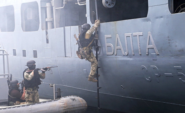 Военнослужащие сил специальных операций ВМС Украины во время военных учений Sea Breeze 2021 в порту Одессы, Украина