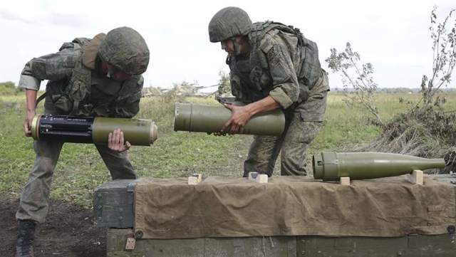 Военнослужащие собирают корректируемый артиллерийский боеприпас «Краснополь»