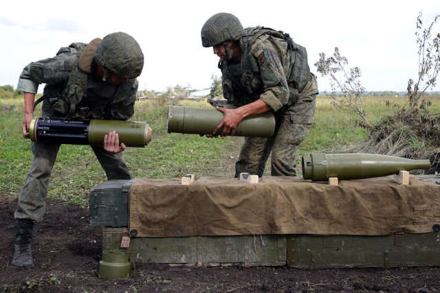 Военнослужащие собирают корректируемый артиллерийский боеприпас "Краснополь" во время учений на Юргинском военном полигоне, 2021 год