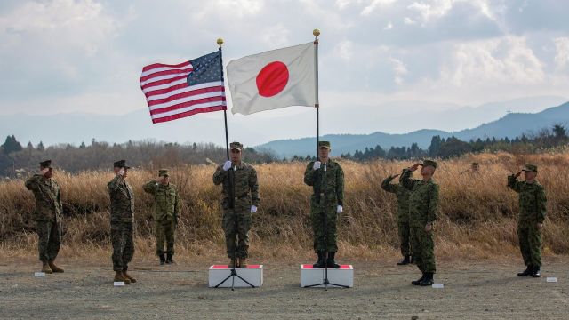 Военнослужащие США и Сил самообороны Японии перед началом совместных учений. Архивное фото