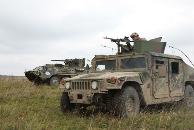 Военнослужащие США и Украины во время учений Rapid Trident во Львовской области, Украина