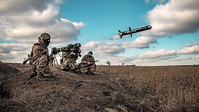 Военнослужащие Украины отрабатывают стрельбу из переносного противотанкового ракетного комплекса «Javelin» во время военных учений в Донецкой области, 22 декабря 2022 года