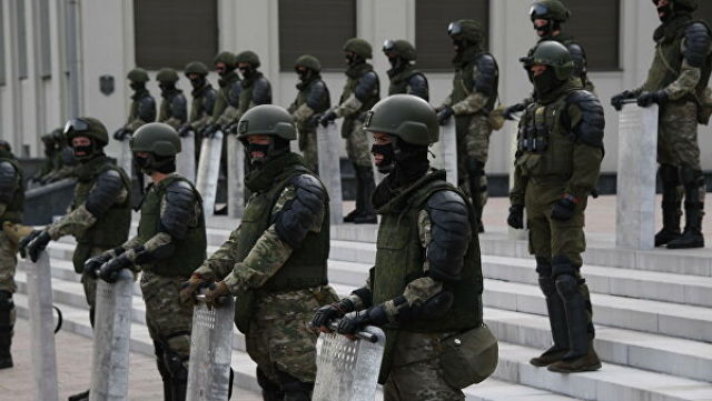 Военнослужащие во время акции протеста на площади Независимости в Минске