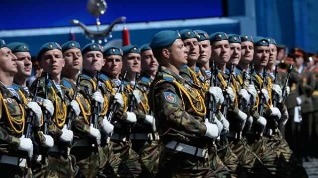 Военнослужащие Вооруженных сил Белоруссии во время военного парада в ознаменование 70-летия Победы в Великой Отечественной войне