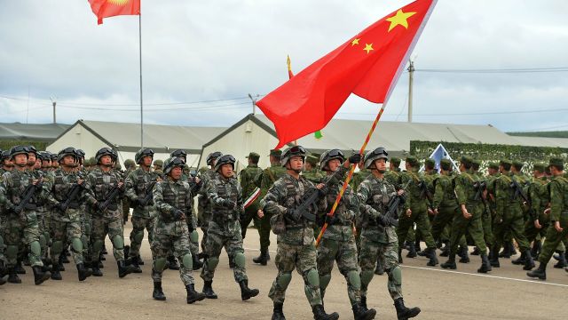 Военнослужащие вооруженных сил КНР во время учений ШОС "Мирная миссия-2018" в Чебаркуле