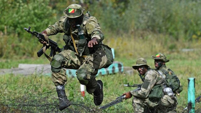 Военнослужащие вооруженных сил Республики Конго во время прохождения этапа "Тропа разведчика" в рамках Армейских международных игр "АрМИ-2020