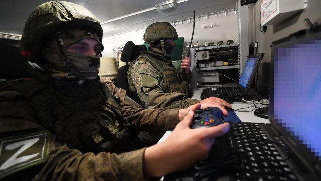 Военнослужащие Вооруженных сил РФ, задействованные в специальной военной операции на Украине на южном направлении, в пункте управления беспилотным разведывательным аппаратом