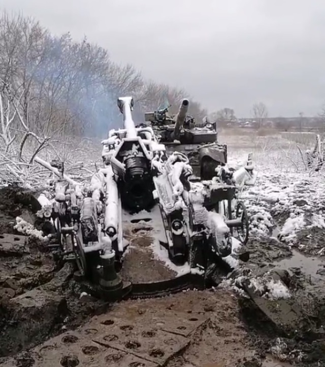 Военнослужащие вооруженных сил Украины при помощи танка Т-64БВ вытаскивают увязшую в грязи американскую 155-мм/39 буксируемую гаубицу М777, март 2023 года