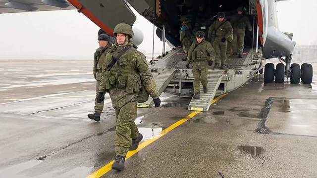 Военнослужащие Воздушно-десантных войск в составе миротворческих сил ОДКБ после посадки на аэродроме Алма-Аты
