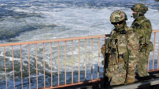 Военнослужащие ВС РФ на дамбе Северо-Крымского канала в Херсонской области