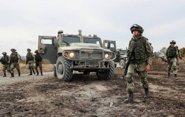 Военнослужащие ВС РФ у бронеавтомобиля "Тигр"