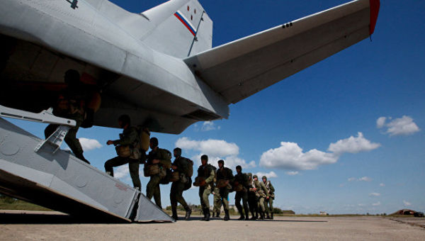 Военнослужащие десантно-штурмовой бригады ВДВ заходят в транспортный самолет Ан-26. Архивное фото