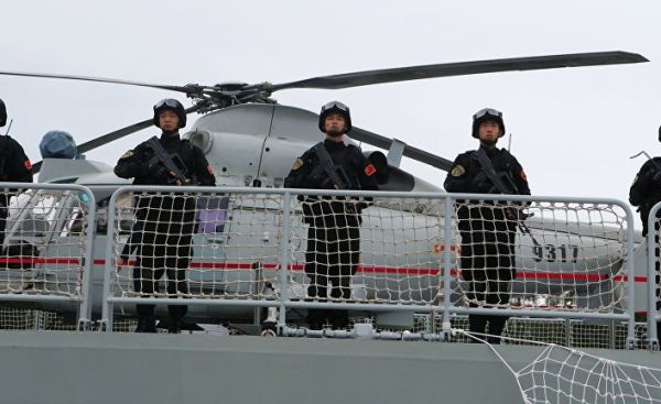 Военнослужащие фрегата "Юньчэн" военно-морских сил Китая, прибывший в порт Балтийска для участия в российско-китайских учениях "Морское взаимодействие