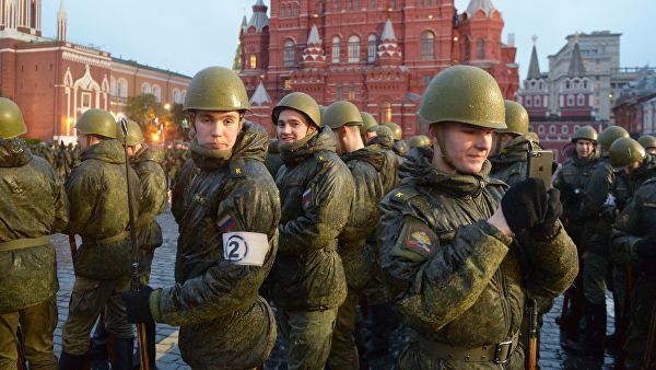 Военнослужащие на Красной площади в Москве