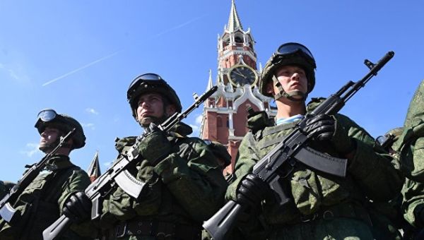 Военнослужащие на Красной площади в Москве во время празднования Дня Воздушно-десантных войск. 2 августа 2017