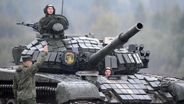Военнослужащие на танке Т-72. Архивное фото
