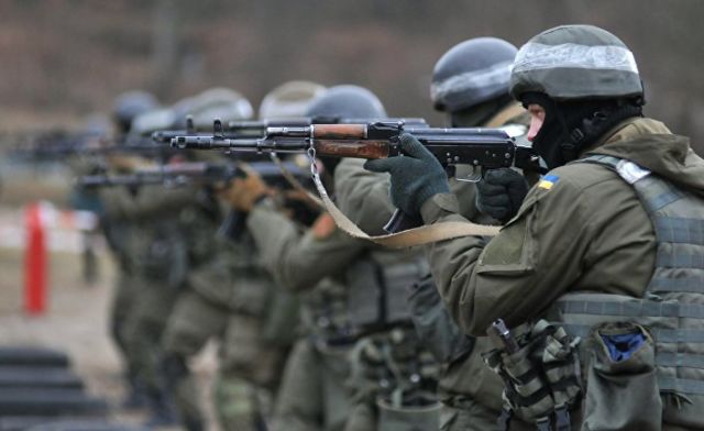 Военнослужащие Национальной гвардии Украины во время обучения по методике НАТО на полигоне в Золочевском районе Львовской области