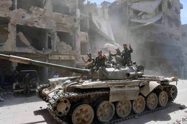 Военнослужащие сирийской армии на танке Т-55