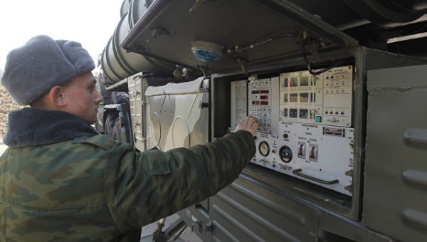 Военнослужащие у пульта управления транспортно-пусковой установки зенитно-ракетного комплекса (ЗРК) С-400 Триумф. Архивное фото
