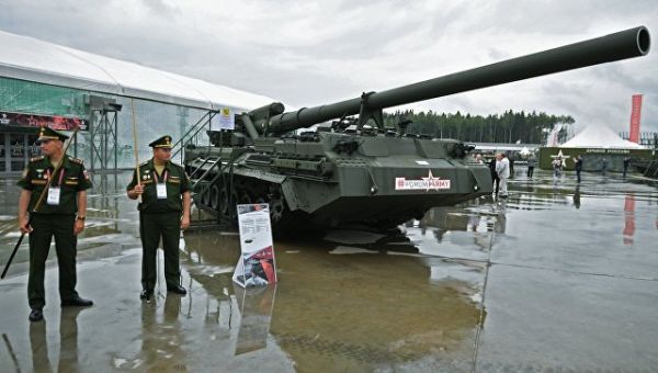 Военнослужашие у самоходной пушки 2С7М Малка на международном военно-техническом форуме Армия-2017