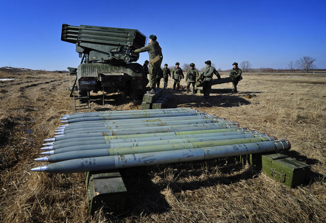 Военнослужащие во время снаряжения боеприпасами РЗСО "Торнадо-Г"