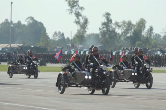 Военнослужащие ВС Лаоса на мотоциклах "Урал"