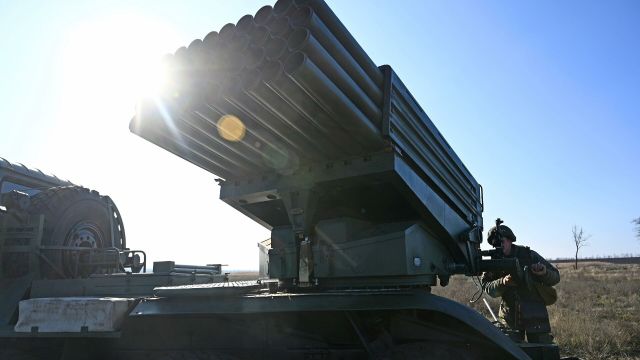 Военнослужащий 150-й мотострелковой дивизии подготавливает боевую машину БМ-21 реактивной системы залпового огня "Град" к боевым стрельбам
