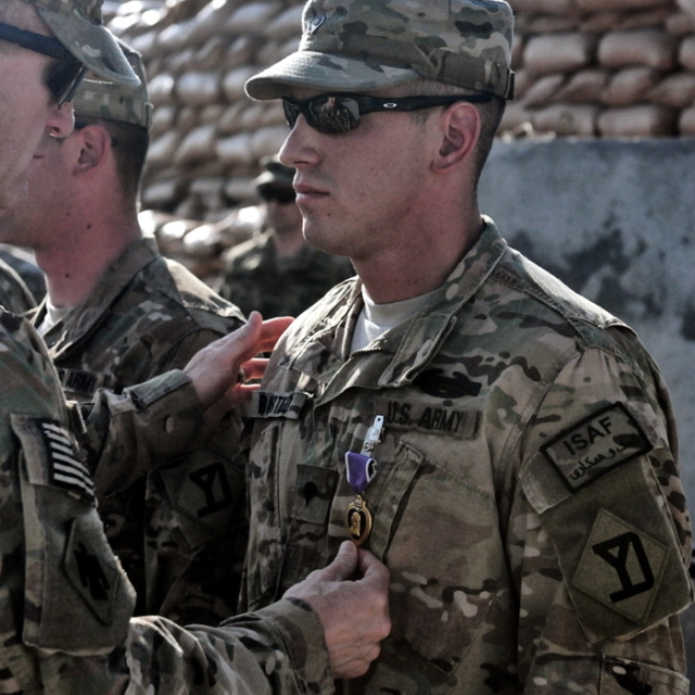 Военнослужащий американского контингента в Афганистане получает «Пурпурное сердце». Выше нашивки видна чернёная версия «Боевого знака пехотинца» для ношения на полевой форме